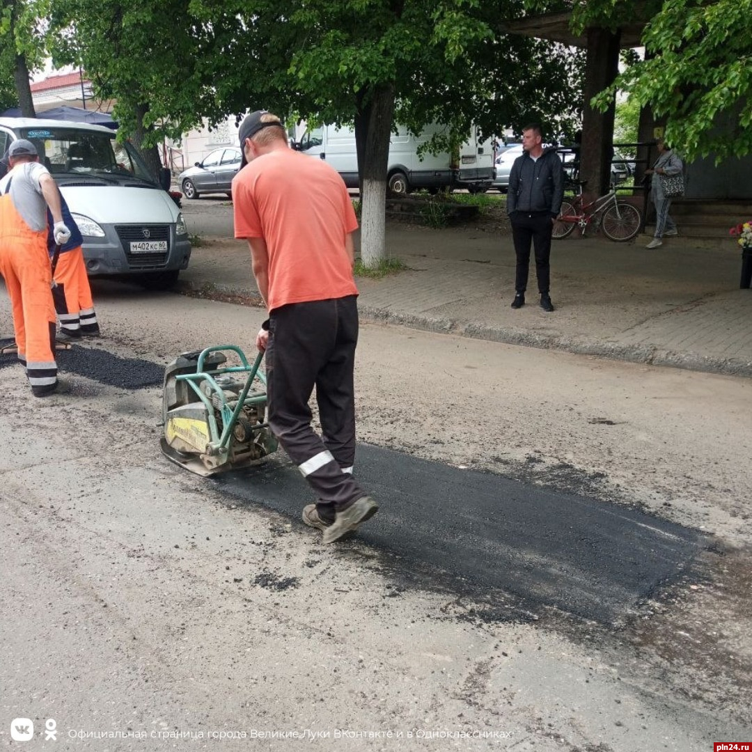 Коммунальные службы продолжают благоустройство улиц Великих Лук |  22.05.2023 | Псков - БезФормата