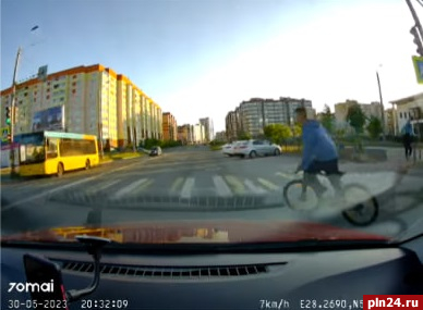 «Слабоумие и отвага»: велосипедист едва не попал под колеса автомобиля в Пскове. ВИДЕО