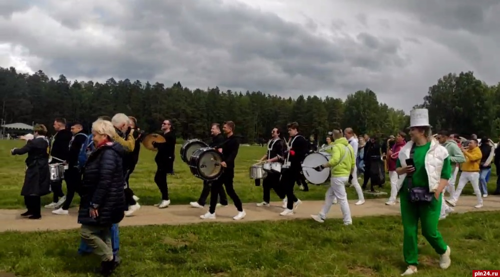 Барабанщики выступают на поляне в Михайловском. ВИДЕО