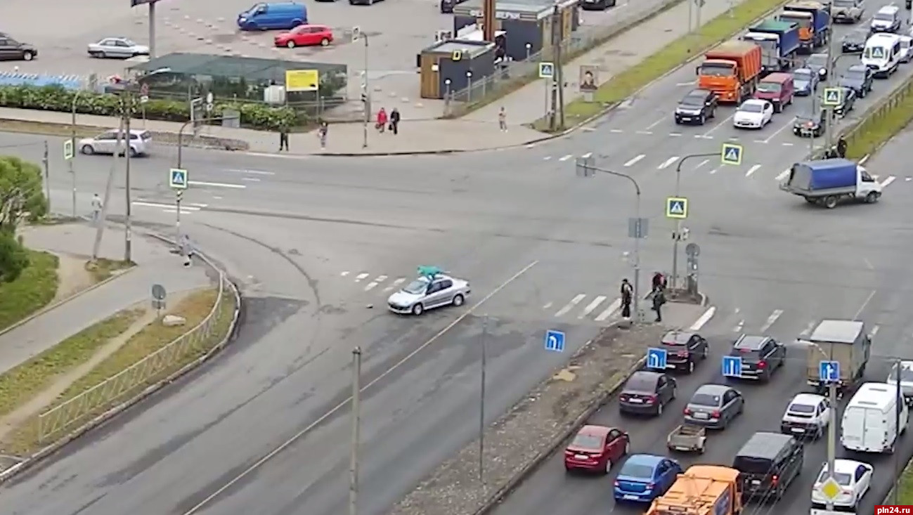 Девушка за рулем Peugeot сбила женщину на Завеличье. ВИДЕО