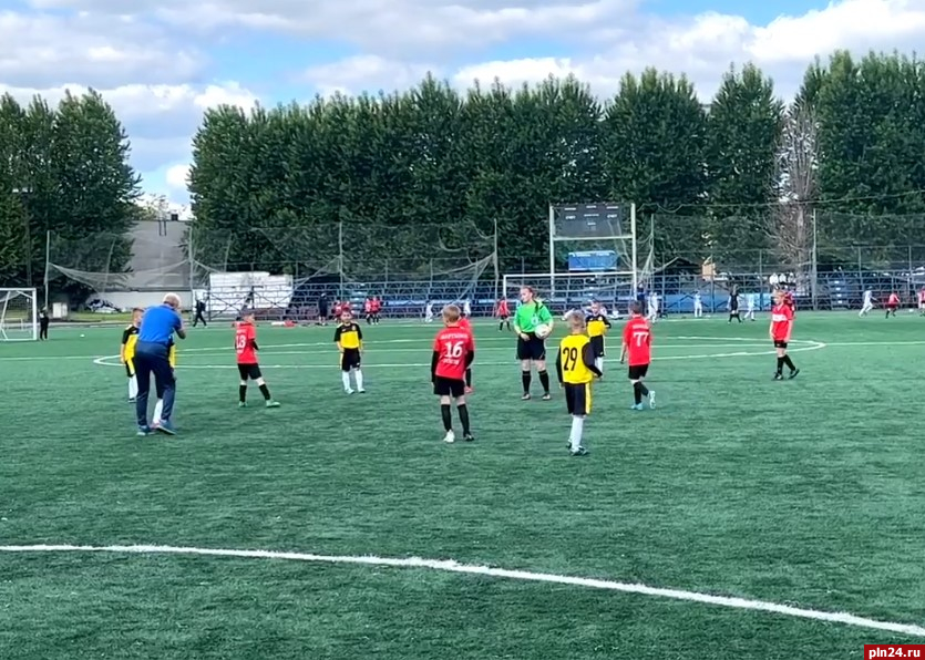 Детский футбольный матч остановили из-за действий тренера в Пскове