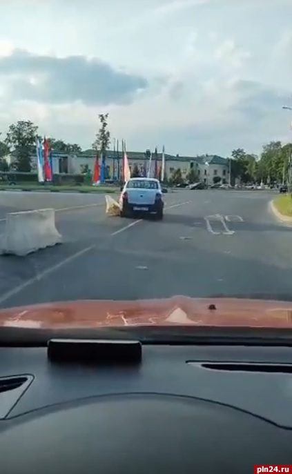Такси в Пскове наехало на дорожное препятствие и потащило его за собой. ВИДЕО