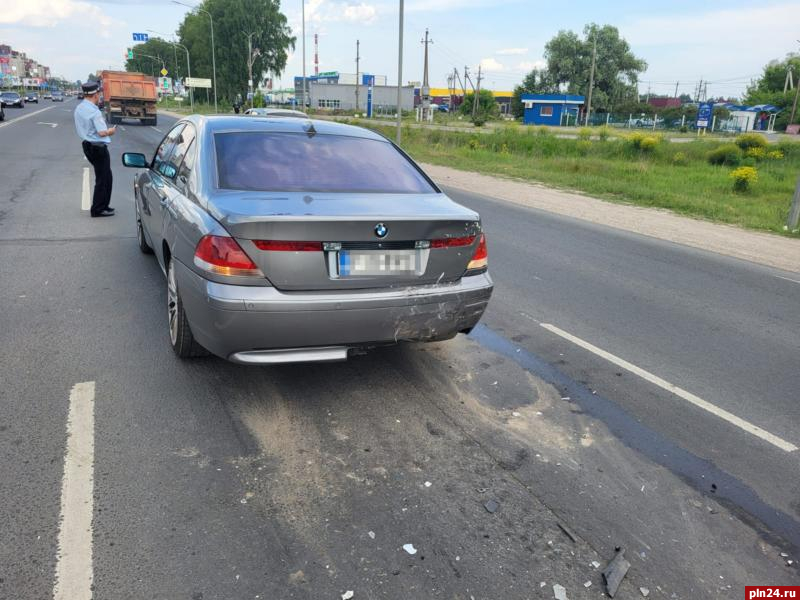 ВАЗ-2110 получил сильные повреждения при столкновении с BMW в Пскове. ФОТО