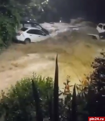Мощные дождевые потоки снесли машины с улиц Сочи