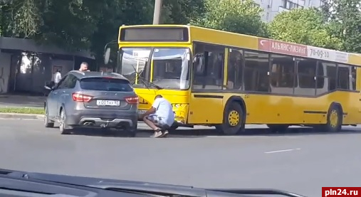 Lada и городской автобус попали в аварию в Пскове. ВИДЕО