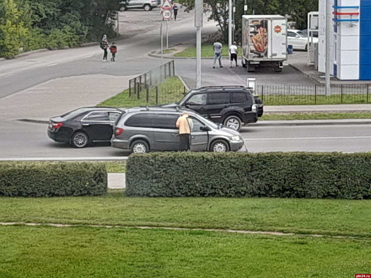 Два легковых автомобиля столкнулись на Запсковье | 24.07.2023 | Псков -  БезФормата