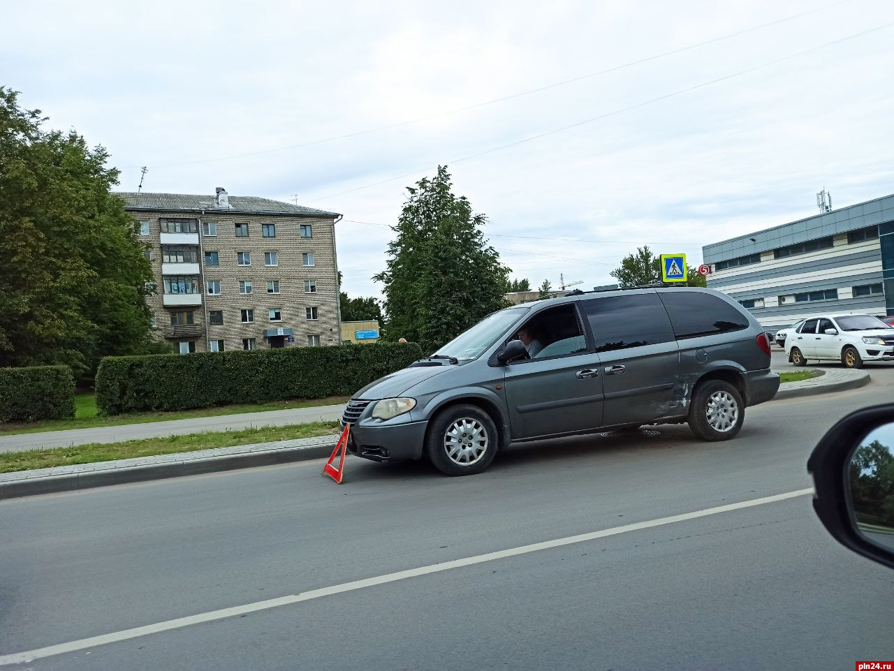 Два легковых автомобиля столкнулись на Запсковье | 24.07.2023 | Псков -  БезФормата