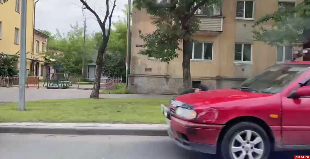 Два легковых автомобиля столкнулись на ближнем Запсковье