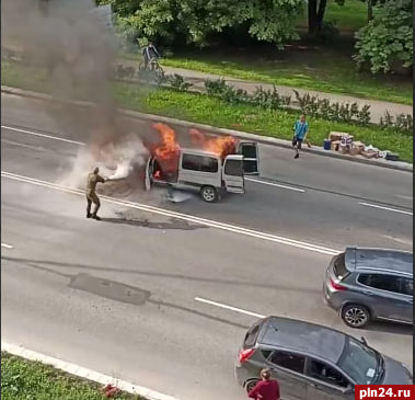 Полыхающий автомобиль на улице Яна Фабрициуса в Пскове сняли на видео