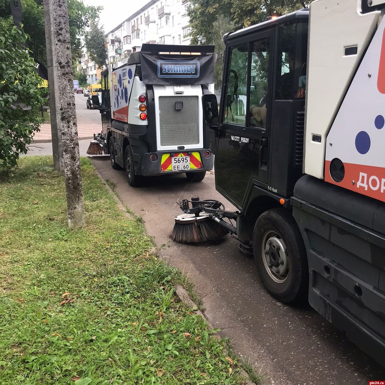 Порядок на улицах Пскова наводят сотрудники ООО «СитиИнвестГрупп». ФОТО |  10.08.2023 | Псков - БезФормата