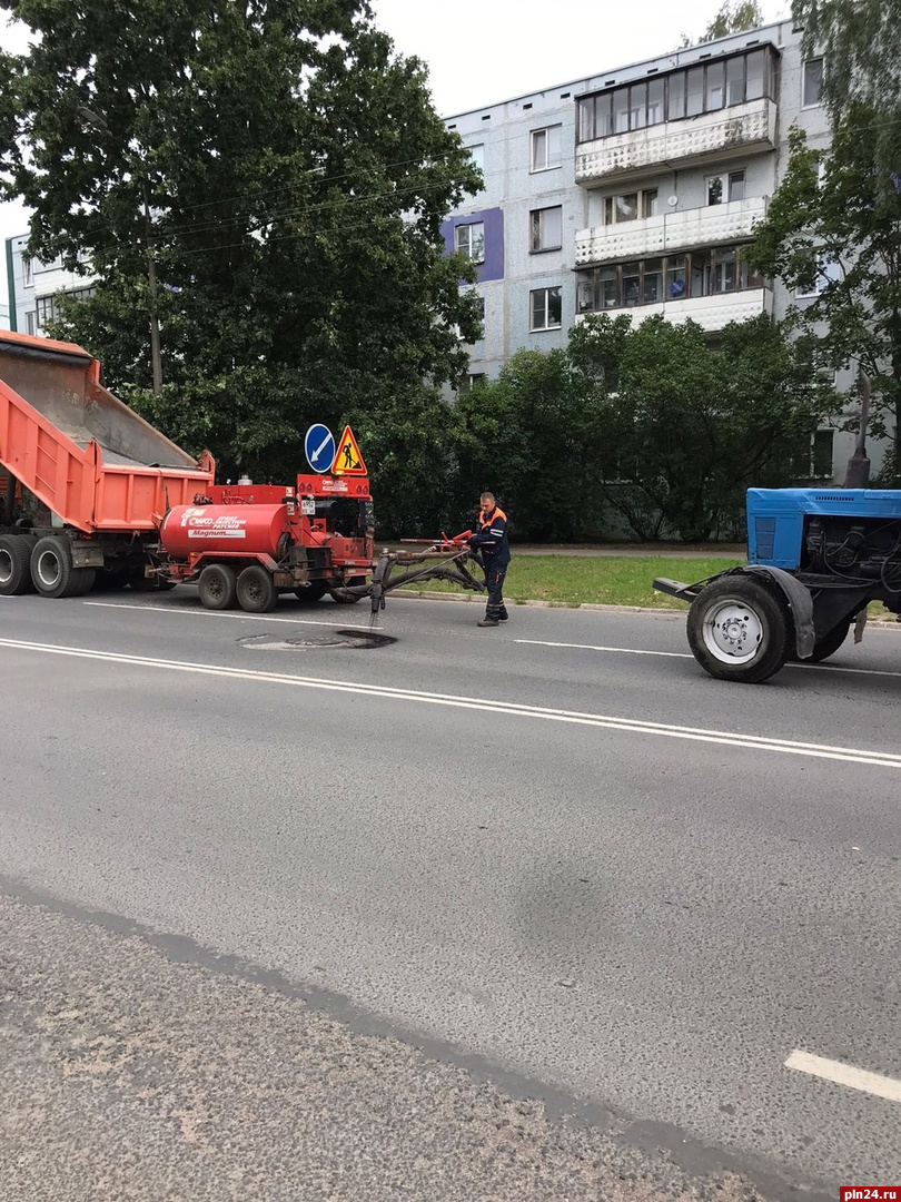 Порядок на улицах Пскова наводят сотрудники ООО «СитиИнвестГрупп». ФОТО |  10.08.2023 | Псков - БезФормата