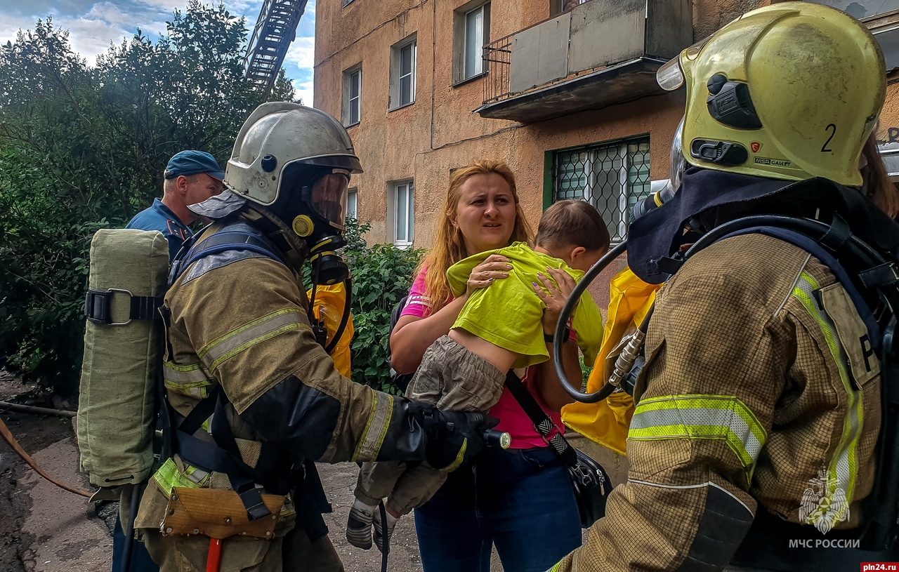 Псковские спасатели сняли на видео эвакуацию людей из горящего дома по Рижскому проспекту | 10.08.2023 | Псков - БезФормата