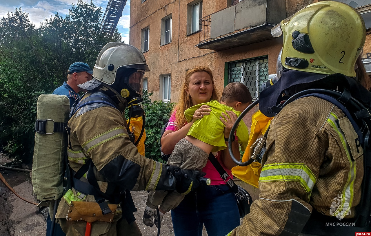 Псковские спасатели сняли на видео эвакуацию людей из горящего дома по  Рижскому проспекту | 10.08.2023 | Псков - БезФормата