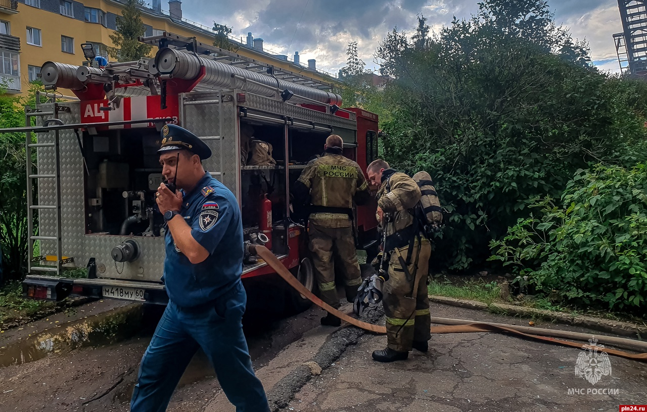 Псковские спасатели сняли на видео эвакуацию людей из горящего дома по  Рижскому проспекту | 10.08.2023 | Псков - БезФормата