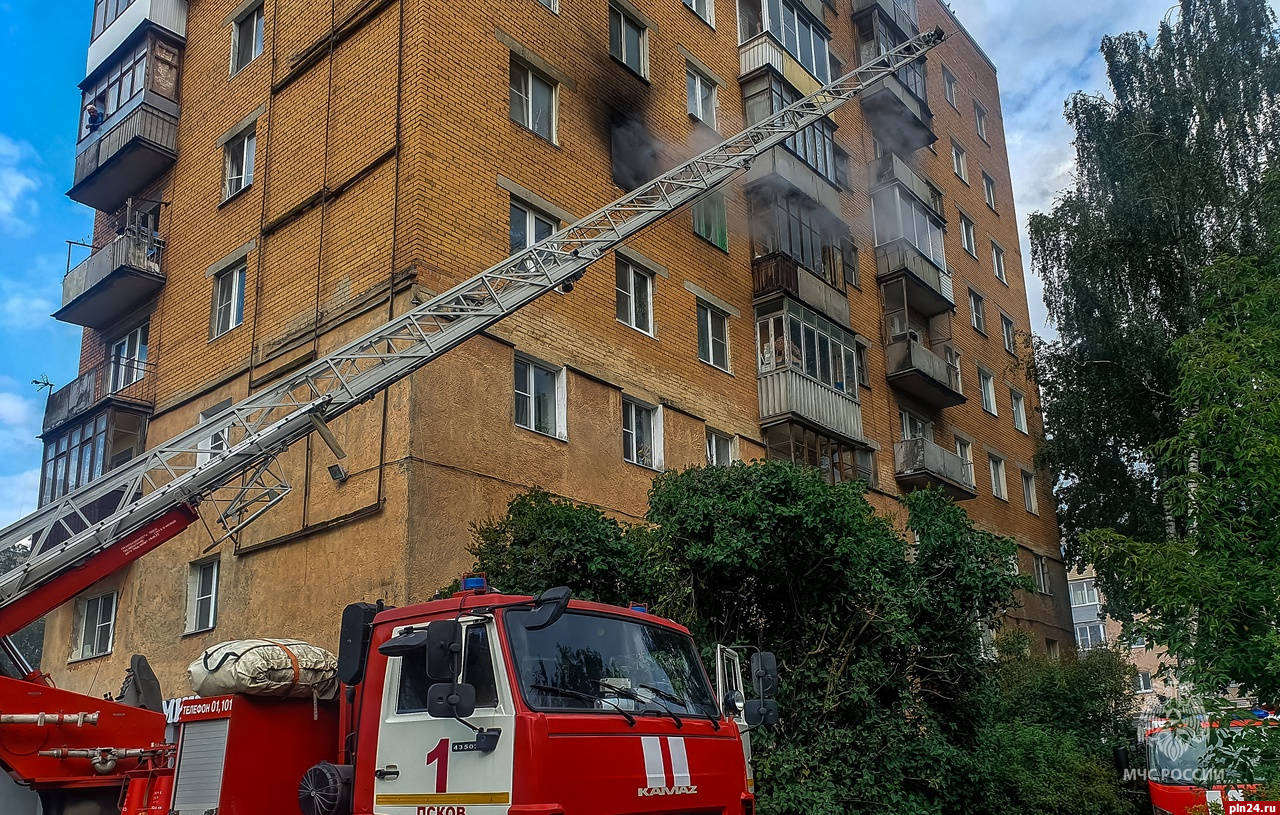 Псковские спасатели сняли на видео эвакуацию людей из горящего дома по  Рижскому проспекту | 10.08.2023 | Псков - БезФормата