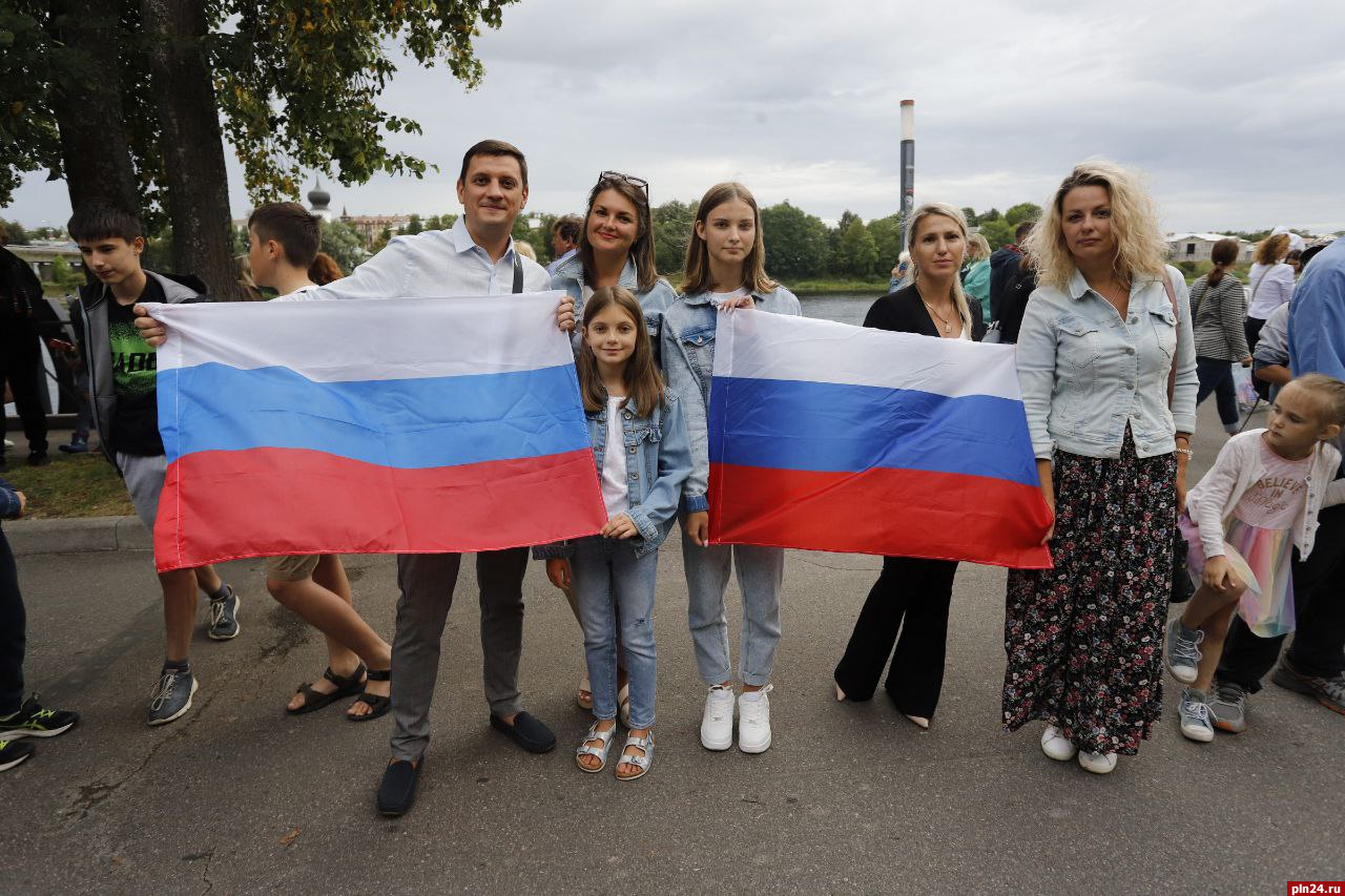 Участники в пскове. День флага России. Российский флаг фото. Выпускной 2022 Губкин. День флага России картинки.