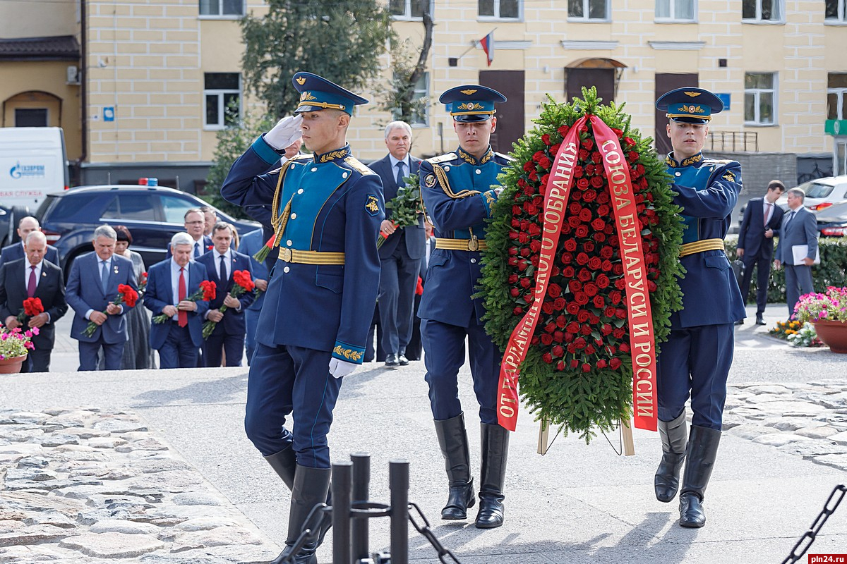 новороссийск праздник возложение цветов к памятнику. вечный огонь курган фото. лнр россельхознадзор возложил цветы. принял участие в возложении цветов. принял участие в возложении цветов.
