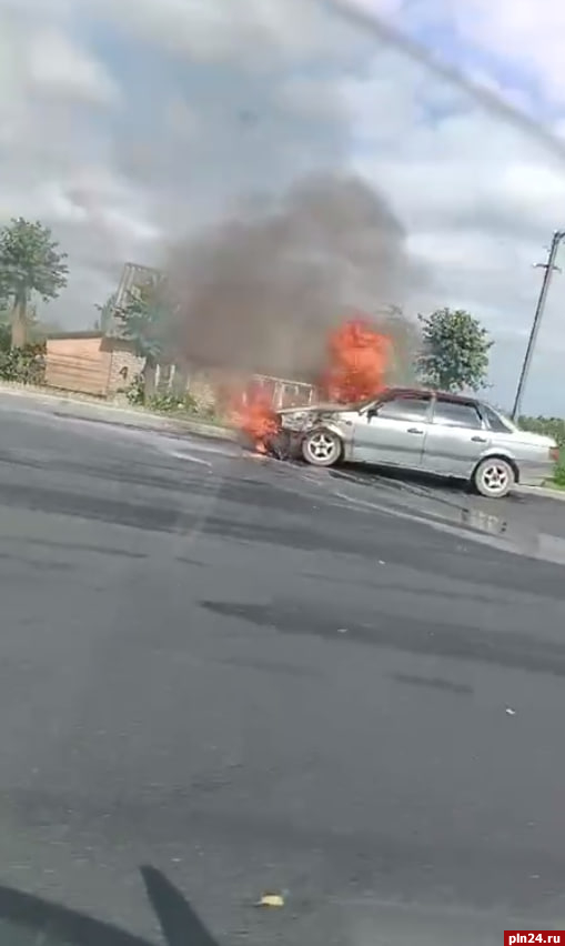 Автомобиль горит на трассе в Пустошке. ВИДЕО