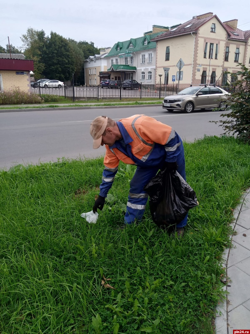 Газоны вдоль проезжей части в Пскове стригут сотрудники ООО  «СитиИнвестГрупп» | 12.09.2023 | Псков - БезФормата