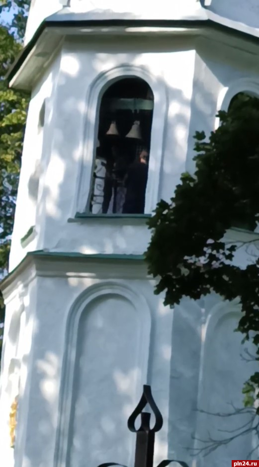 Колокольный звон прозвучал в рамках фестиваля в псковском храме Димитрия Солунского в Поле. ВИДЕО