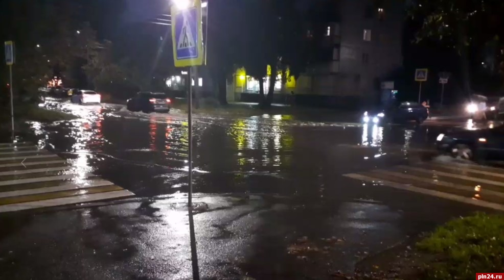 Перекресток улиц Петровской и Конной затопило в Пскове