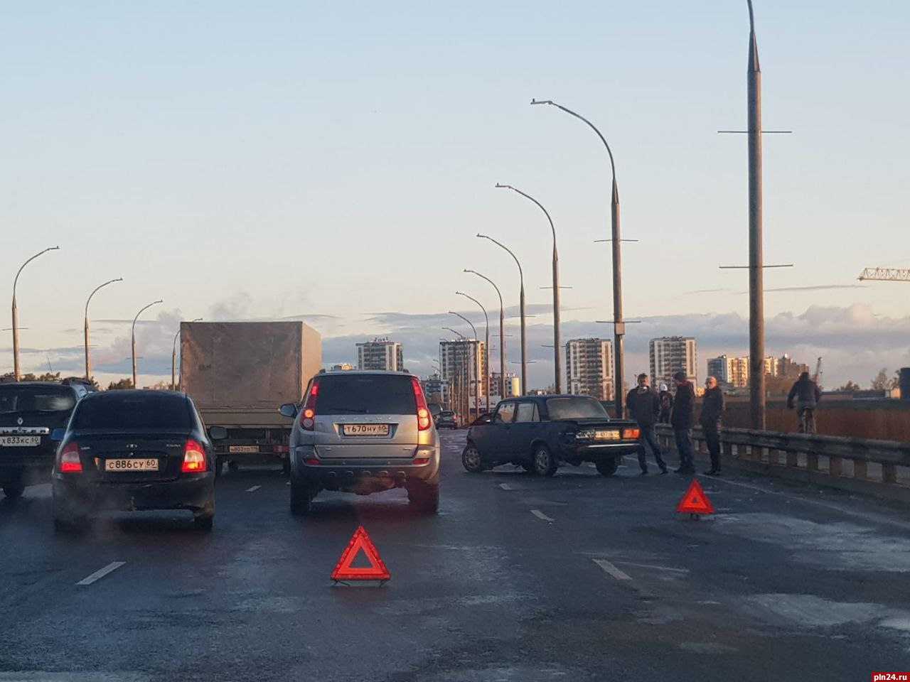 Пробка образовалась на мосту Невского в Пскове из-за ДТП | 10.10.2023 |  Псков - БезФормата