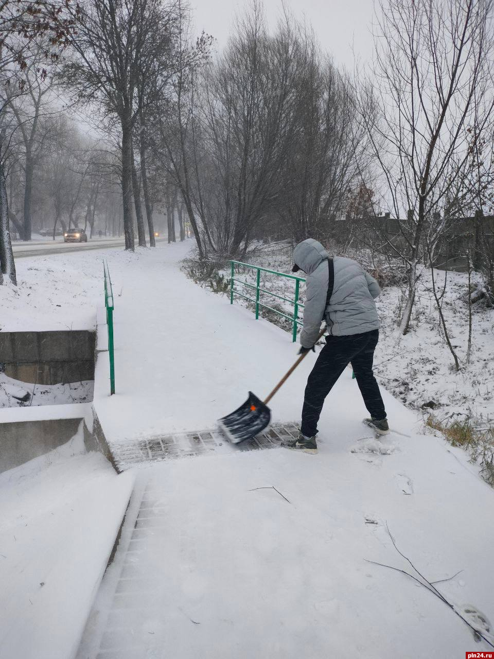 Последствия снегопада ликвидируют в Великих Луках | 23.11.2023 | Псков -  БезФормата