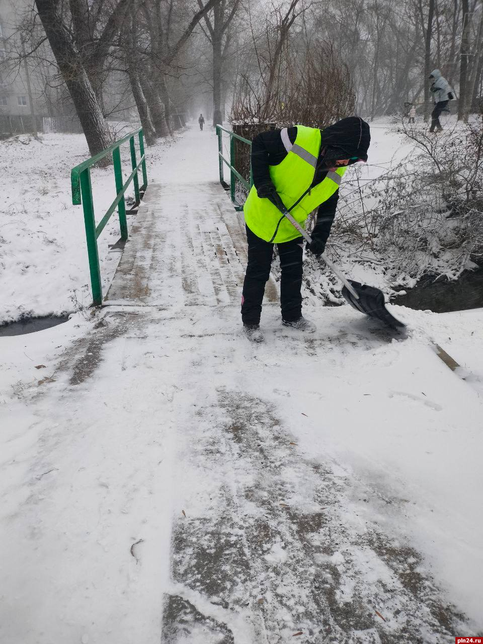 Последствия снегопада ликвидируют в Великих Луках | 23.11.2023 | Псков -  БезФормата