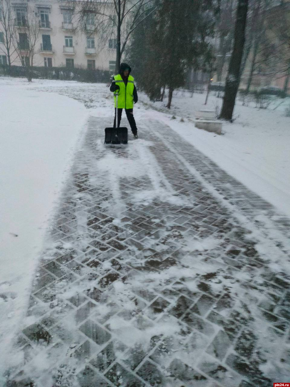 Последствия снегопада ликвидируют в Великих Луках | 23.11.2023 | Псков -  БезФормата