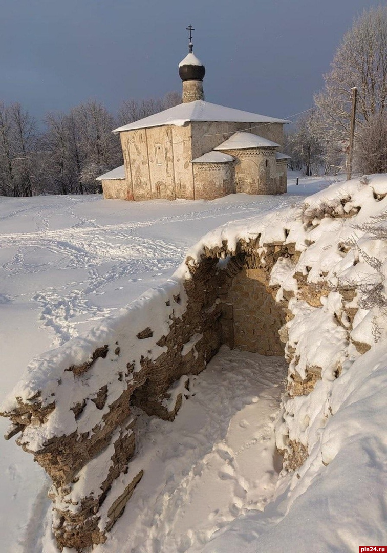 Проемы Гремячей башни в Пскове заложили известняковым камнем. ФОТО |  06.12.2023 | Псков - БезФормата