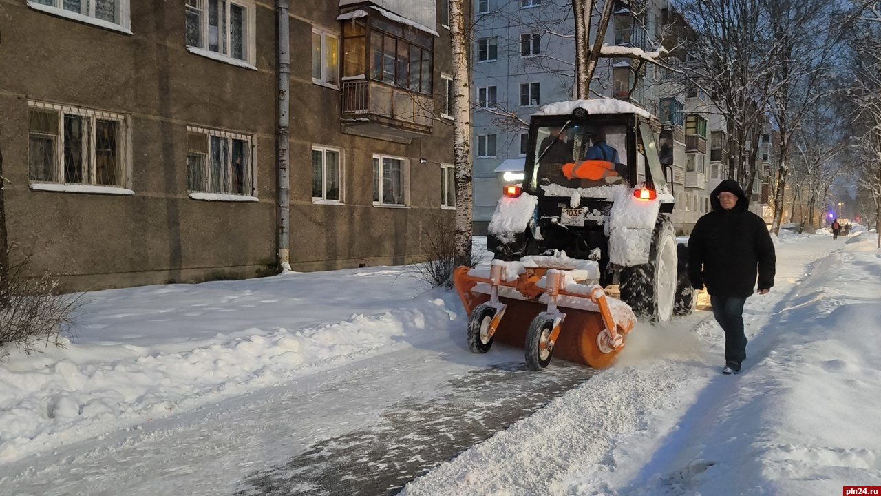 Уборку снега на улицах Пскова продолжают сотрудники ООО «СитиИнвестГрупп» |  12.12.2023 | Псков - БезФормата