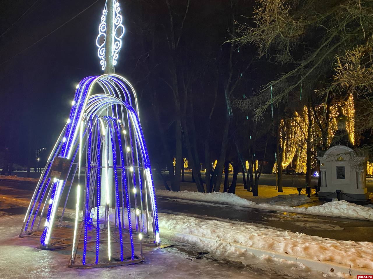 Великие Луки украсили к Новому году. ФОТО | 18.12.2023 | Псков - БезФормата