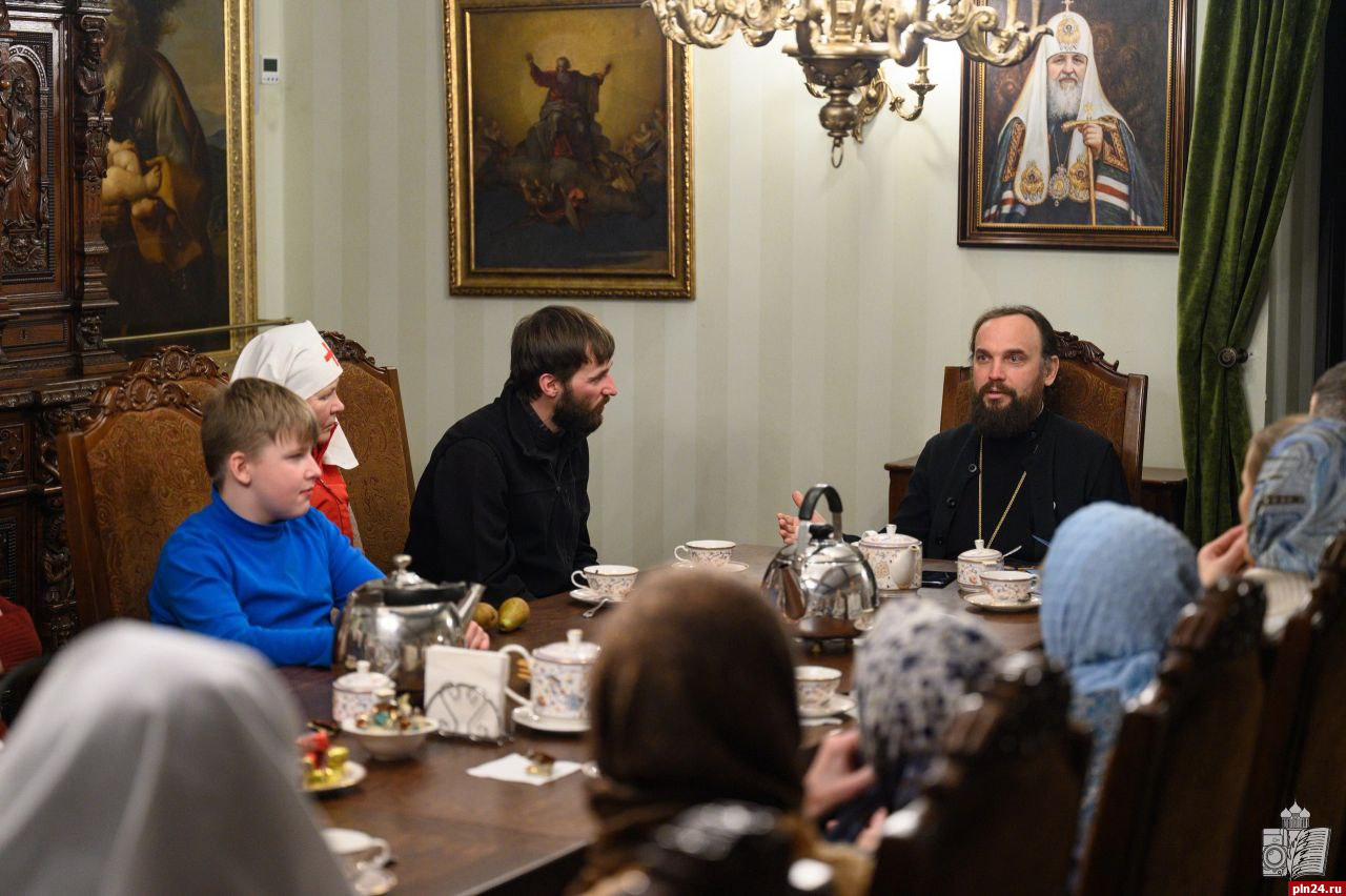 Митрополит Арсений встретился с сестрами милосердия | 03.01.2024 | Псков -  БезФормата