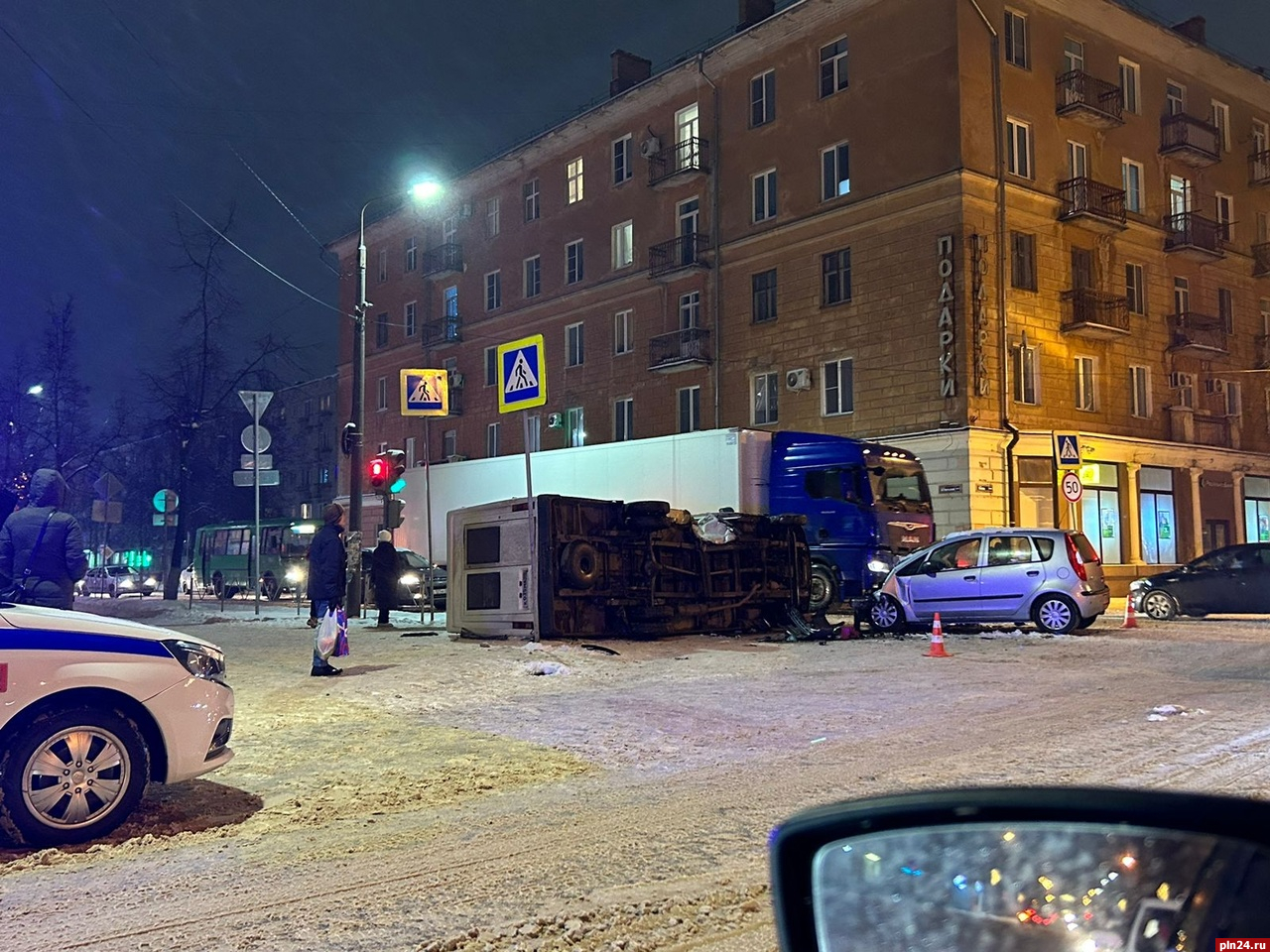 Водитель Mitsubishi проехал на «красный» и влетел в ГАЗель в центре Великих  Лук | 09.01.2024 | Псков - БезФормата