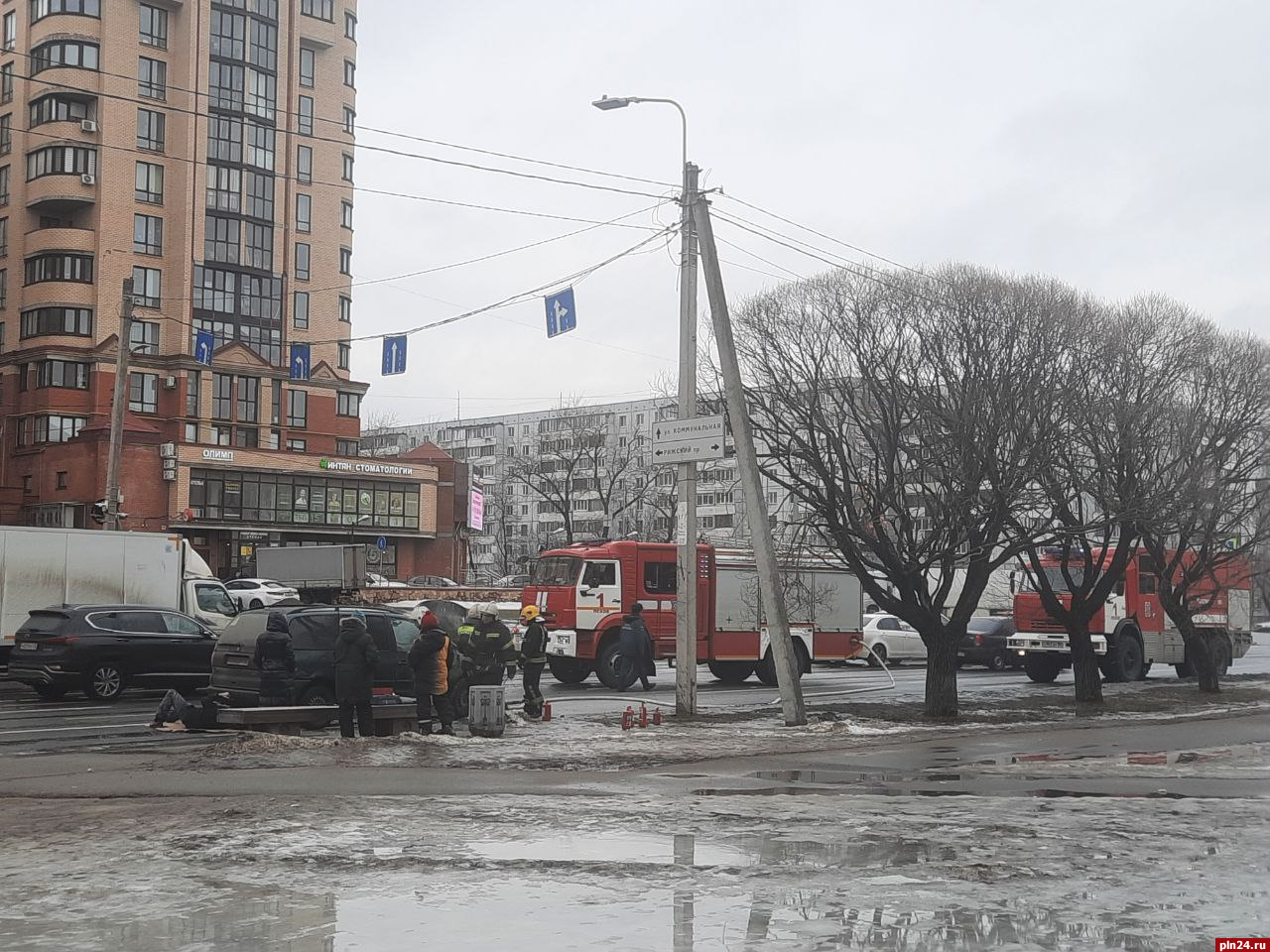 Горящий автомобиль собрал пробку на улице Юбилейной в Пскове. ФОТО |  23.02.2024 | Псков - БезФормата