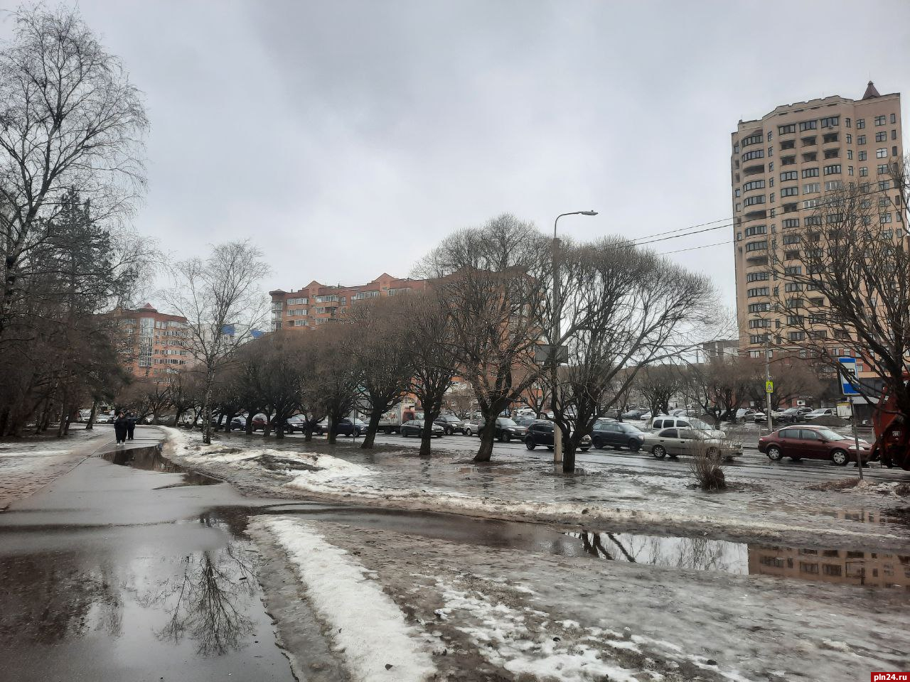 Горящий автомобиль собрал пробку на улице Юбилейной в Пскове. ФОТО |  23.02.2024 | Псков - БезФормата