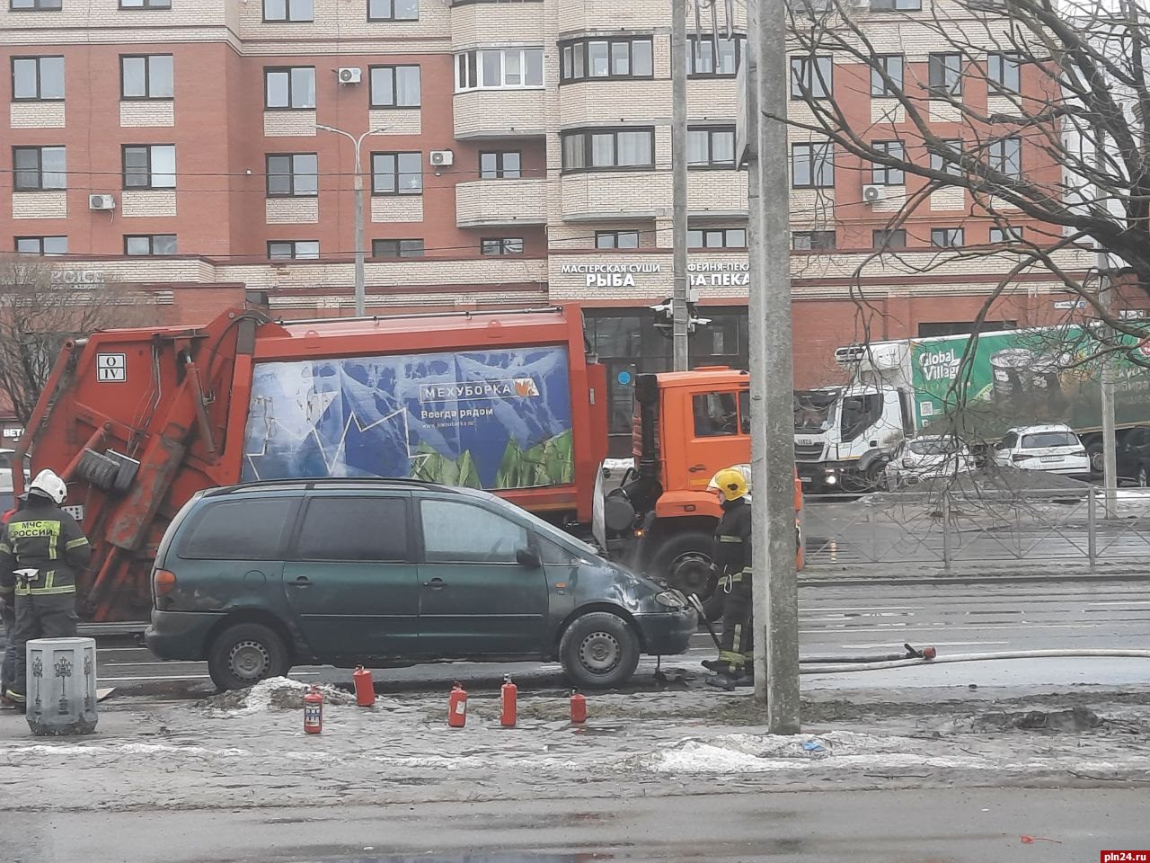 Горящий автомобиль собрал пробку на улице Юбилейной в Пскове. ФОТО |  23.02.2024 | Псков - БезФормата