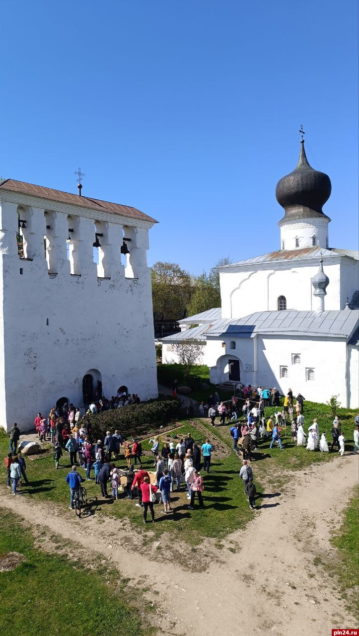 Фотофакт: Яйца катают на Пасху в Пскове | 05.05.2024 | Псков - БезФормата