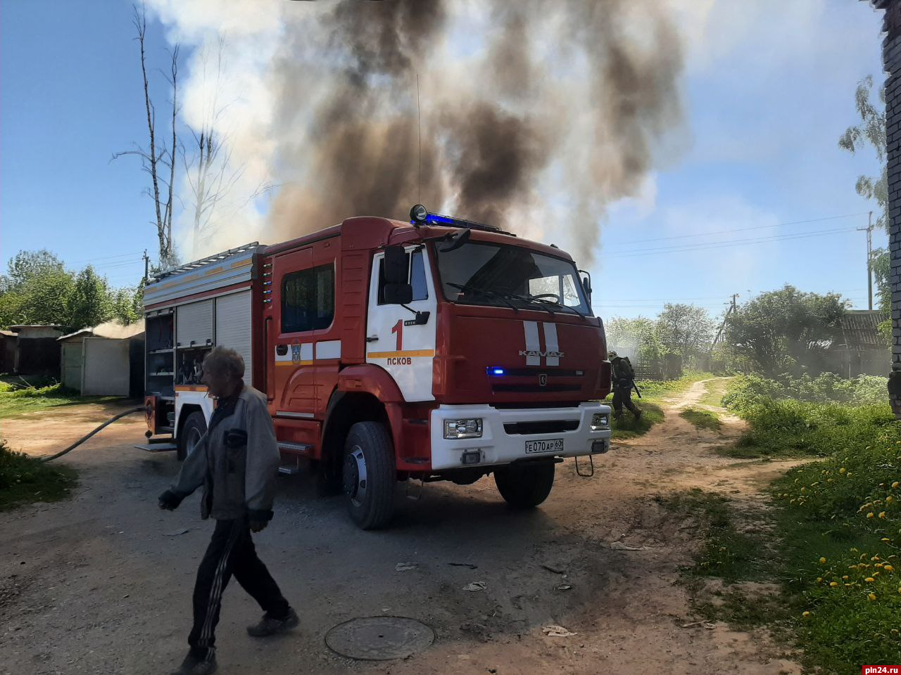 Гаражи горят в псковской деревне Уграда за отделением полиции. ВИДЕО