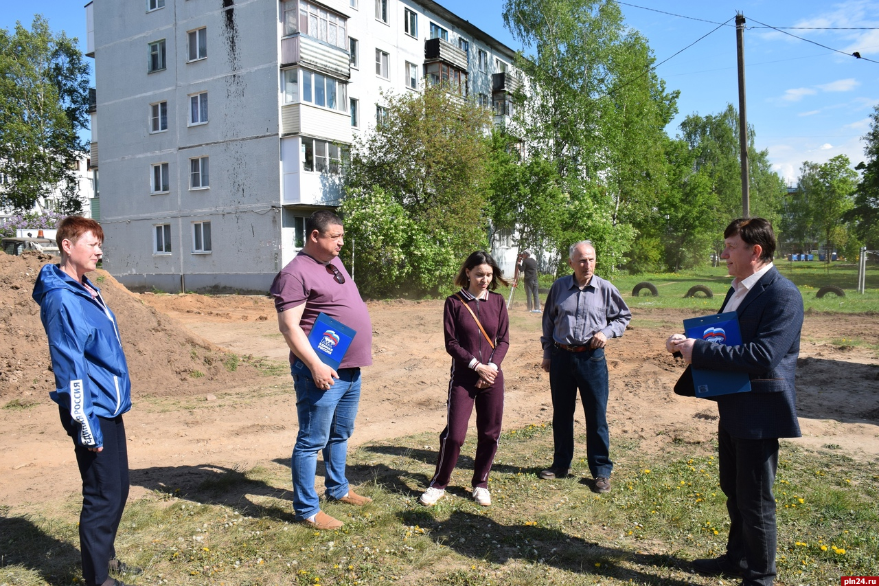 Благоустройство микрорайона Овсище проконтролировал депутат гордумы |  20.05.2024 | Псков - БезФормата