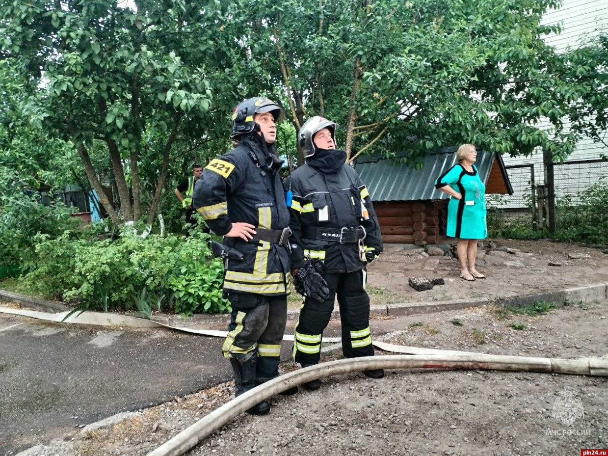 Причиной возгорания в жилом доме по улице Ваганова в Пскове стал грозовой  разряд — МЧС | 29.05.2024 | Псков - БезФормата