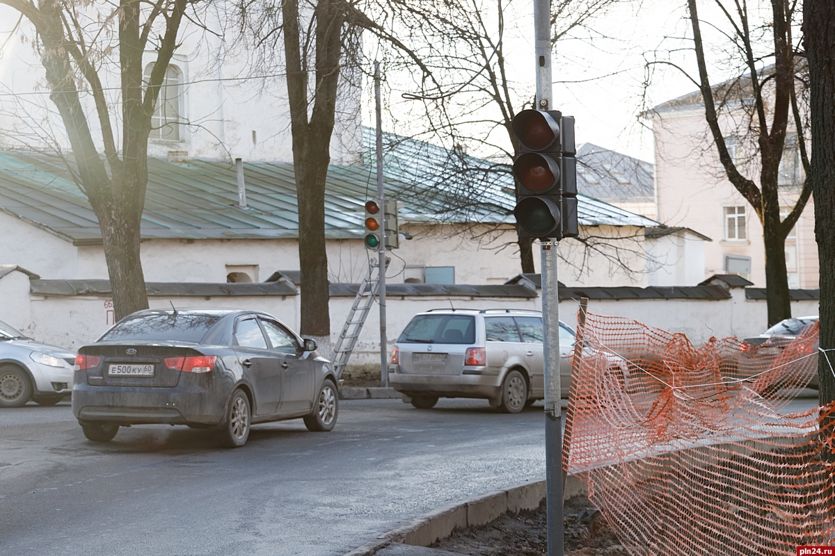 Новости пскова поставь. Светофор, Псков, улица Леона Поземского. Светофор Псков. Светофор на труда Псков. Светофор Чудская Поземского.