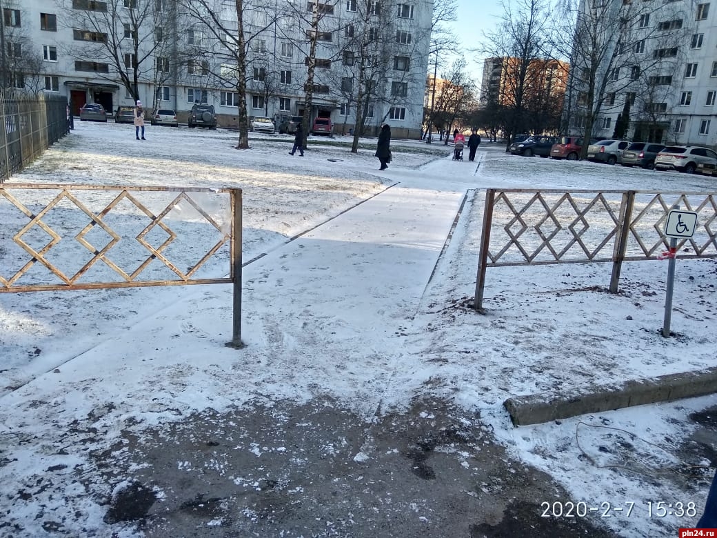 Убрали ограды. Юбилейная 60 Псков. На памятный знак установили ограждение. Выборгская улица 4 убрали ограду.