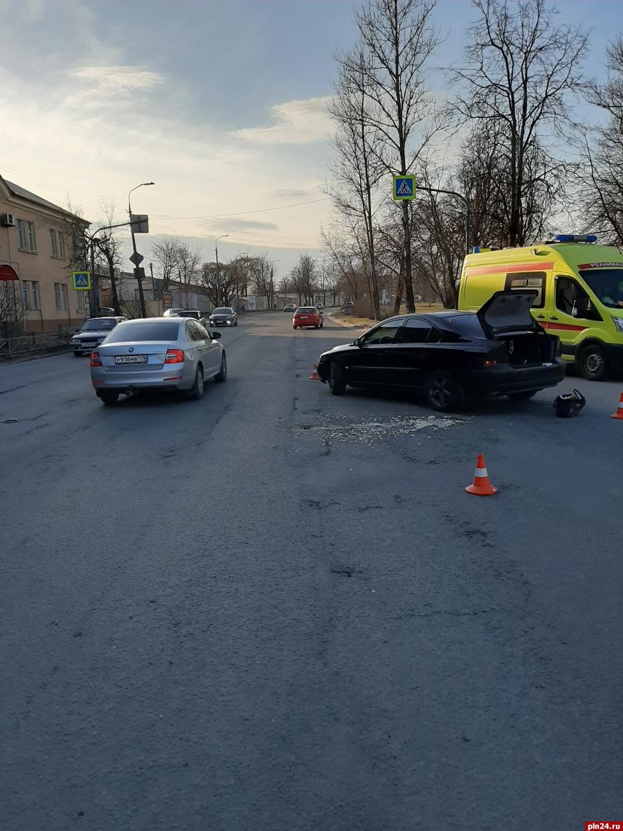 Водитель на «Вольво» сбил пенсионерку на улице Леона Поземского в Пскове.  ФОТО | 07.04.2020 | Псков - БезФормата