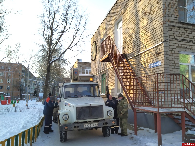 Служба благоустройства. Коммунальные службы от сосулек. Псков улицы февраль 2021. Дом в Пскове 2 бригада. На тонере Псков.