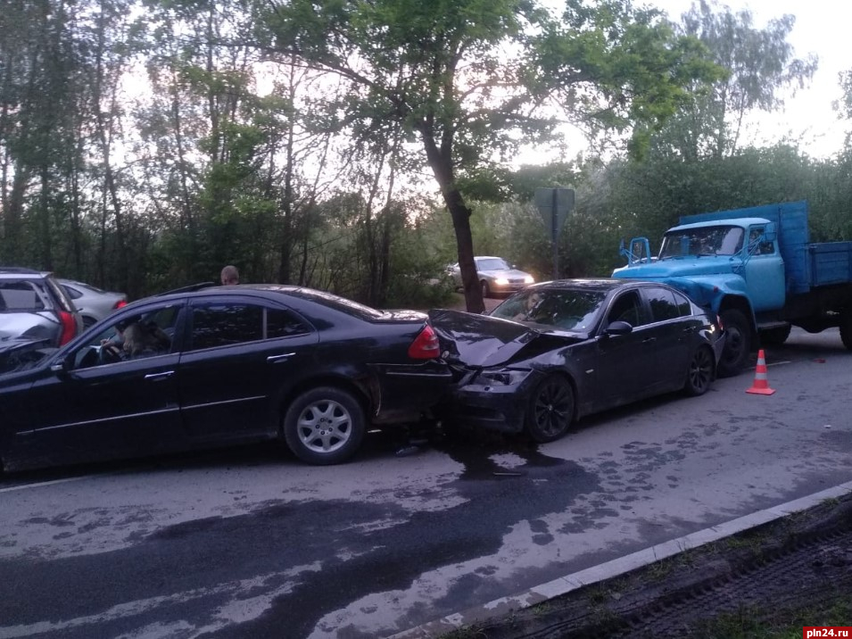 Плн псков все новости сегодня происшествия дтп. ПЛН Псковская лента новостей происшествия. Псков ДТП на сиреневом.