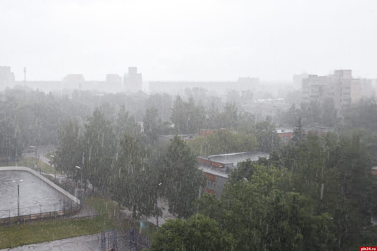 Сильный дождь. Сильный ливень Псков. Ожидаются кратковременные дожди. Russia weather.