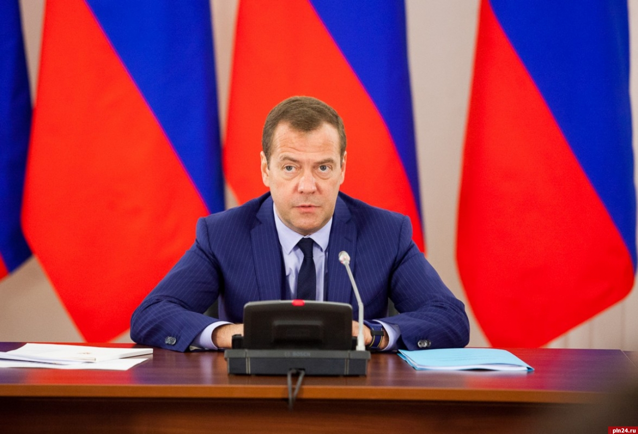Правительство РФ. Медведев. Медведев на фоне флага России. Сохранил пост президента