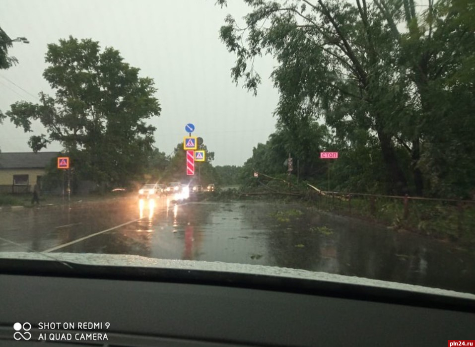 Смерч во пскове. Великие Луки ураган 25 06 2021. Ураган в великих Луках сегодня. Сорито Великие Луки.