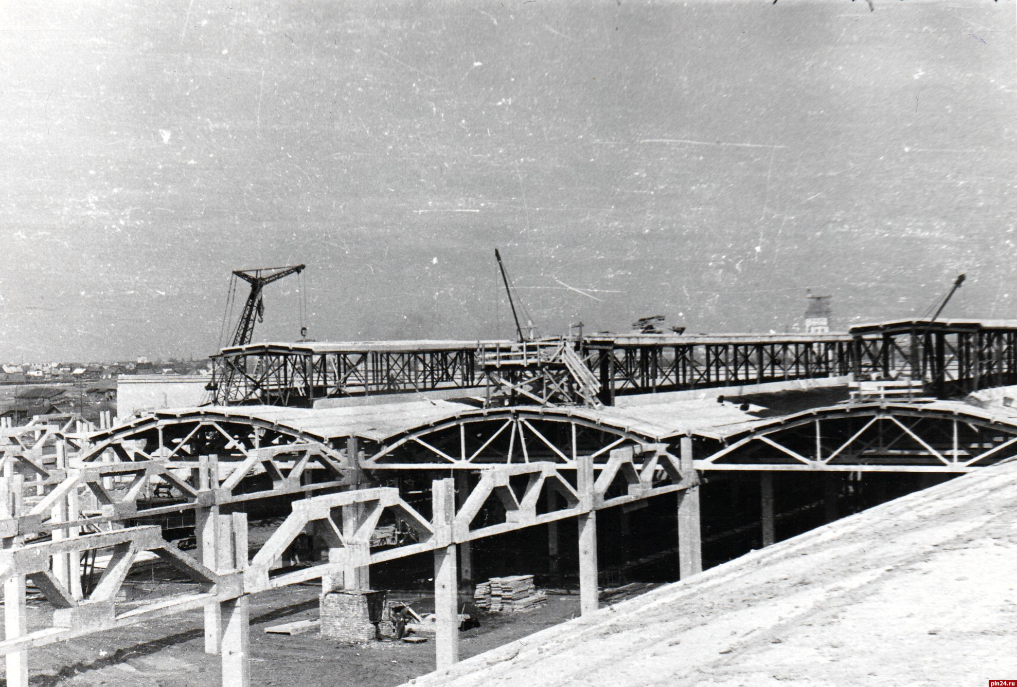 Строительство производственного корпуса Великолукского завода электротехнического фарфора. 1964 г.